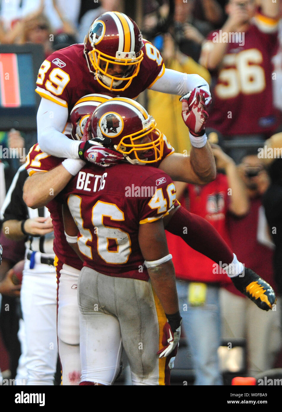 Redskins de Washington' Ladell Betts est félicité par ses coéquipiers après précipitation de 1 verges contre les Denver Broncos' au cours du quatrième trimestre à FedEx Field à Landover, Maryland le 15 novembre 2009. Les Redskins défait les Broncos poignéés 27 17/32 po. UPI/Kevin Dietsch Banque D'Images