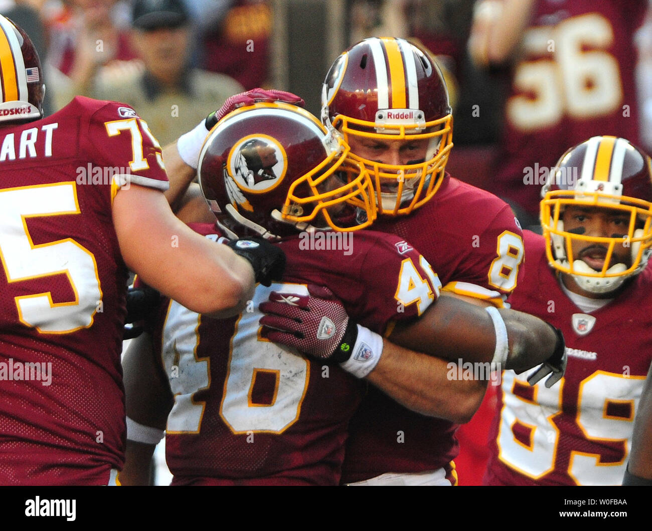 Redskins de Washington' Ladell Betts est félicité par ses coéquipiers après précipitation de 1 verges contre les Denver Broncos' au cours du quatrième trimestre à FedEx Field à Landover, Maryland le 15 novembre 2009. Les Redskins défait les Broncos poignéés 27 17/32 po. UPI/Kevin Dietsch Banque D'Images
