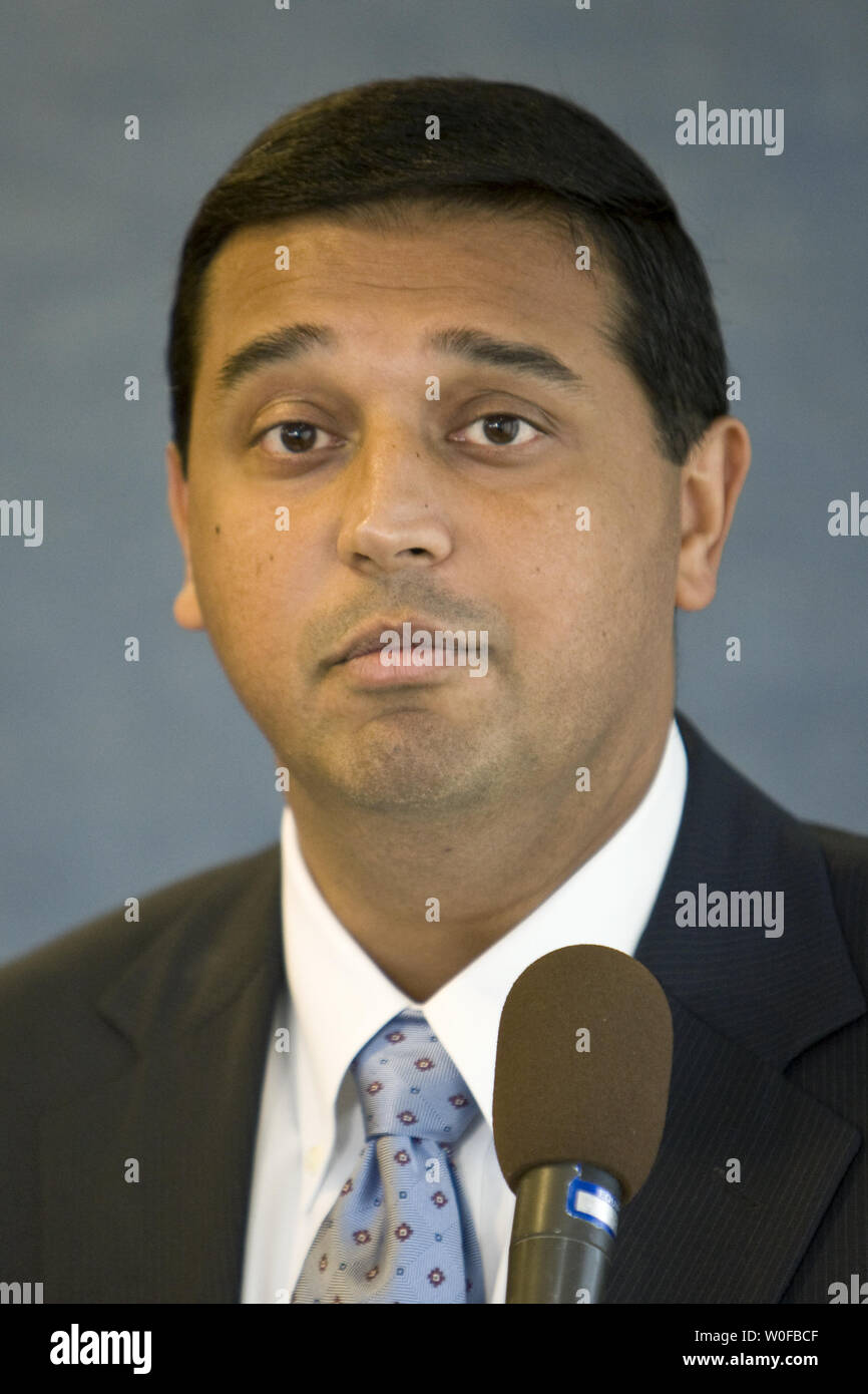 Président de la recherche en santé & Education Trust Maulik S. Joshi, DrPH, modère les discussions sur la construction d'un système de santé sécurité en reconnaissance du 10e anniversaire de l'Institute of Medicine's report au National Press Club à Washington le 16 novembre 2009. UPI/Madeline Marshall Banque D'Images