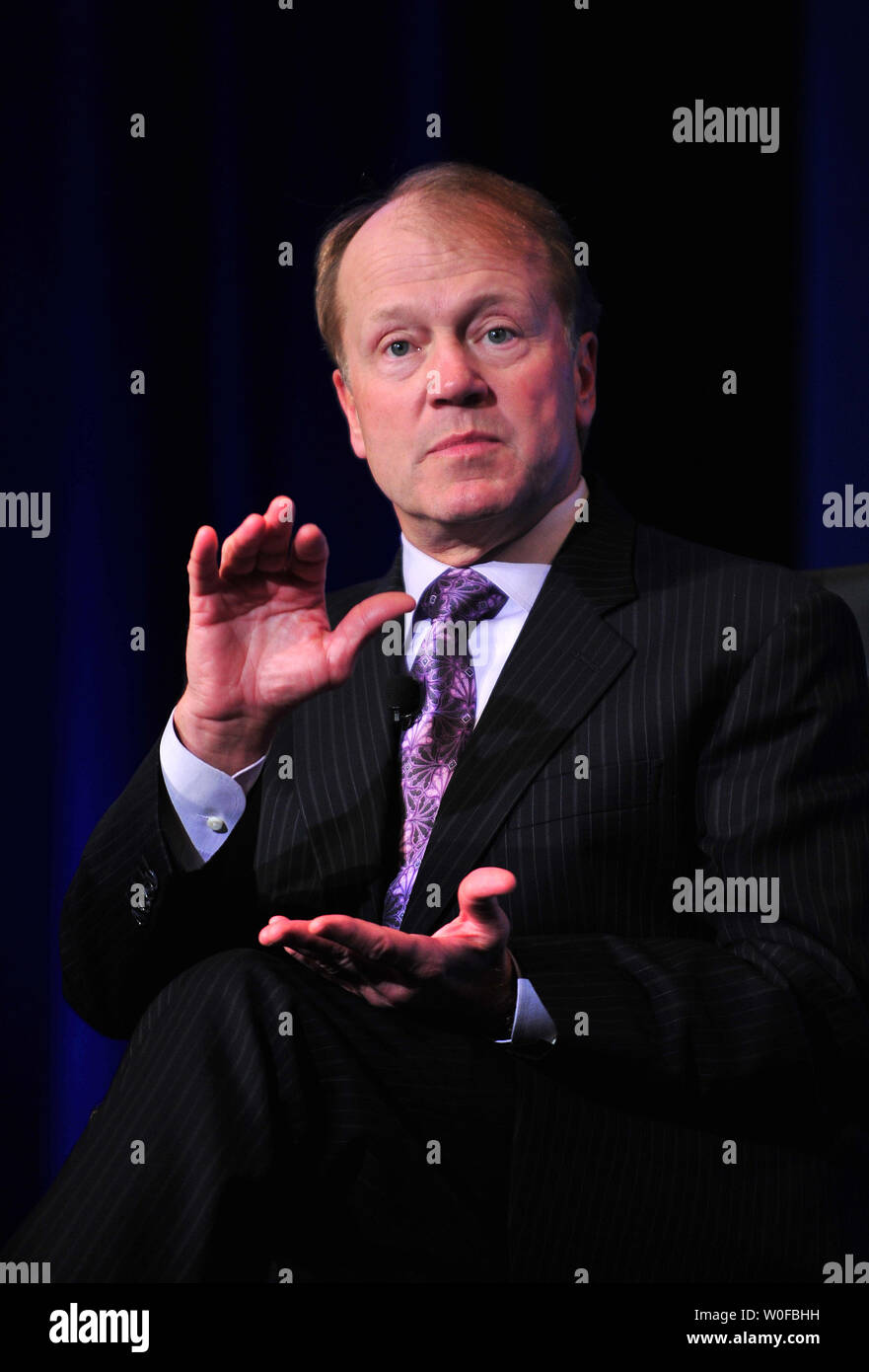 John Chambers, PDG de Cisco Systems, Inc, s'exprime sur la réforme de l'éducation qu'il participe à une table ronde sur la reconstruction des PDG de la prospérité mondiale, à Washington le 17 novembre 2009. UPI/Kevin Dietsch Banque D'Images