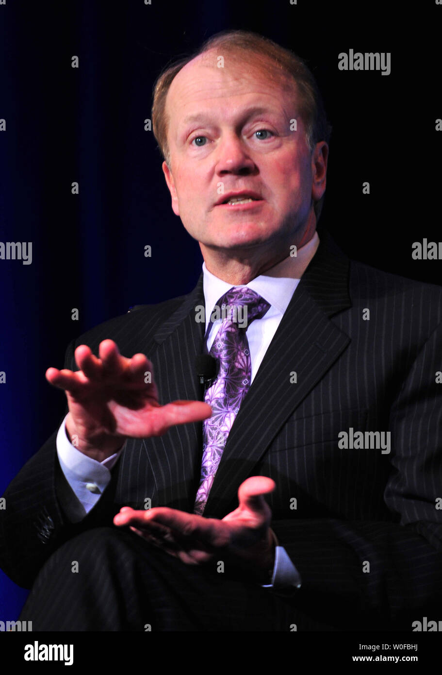 John Chambers, PDG de Cisco Systems, Inc, s'exprime sur la réforme de l'éducation qu'il participe à une table ronde sur la reconstruction des PDG de la prospérité mondiale, à Washington le 17 novembre 2009. UPI/Kevin Dietsch Banque D'Images