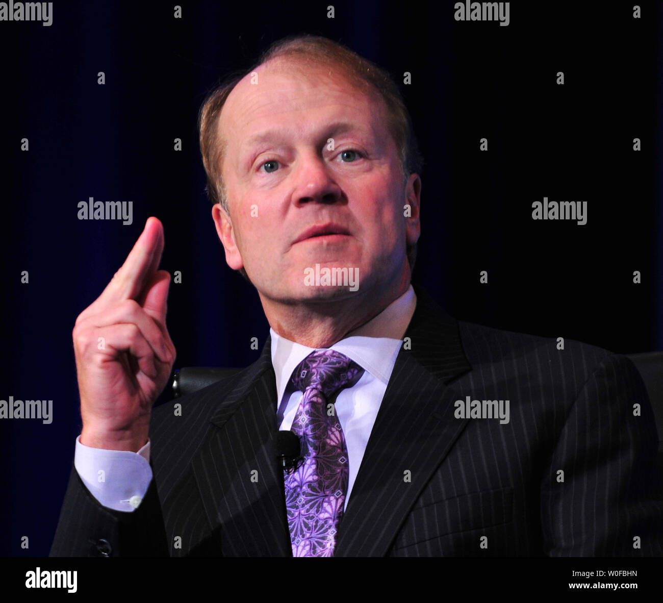 John Chambers, PDG de Cisco Systems, Inc, s'exprime sur la réforme de l'éducation qu'il participe à une table ronde sur la reconstruction des PDG de la prospérité mondiale, à Washington le 17 novembre 2009. UPI/Kevin Dietsch Banque D'Images