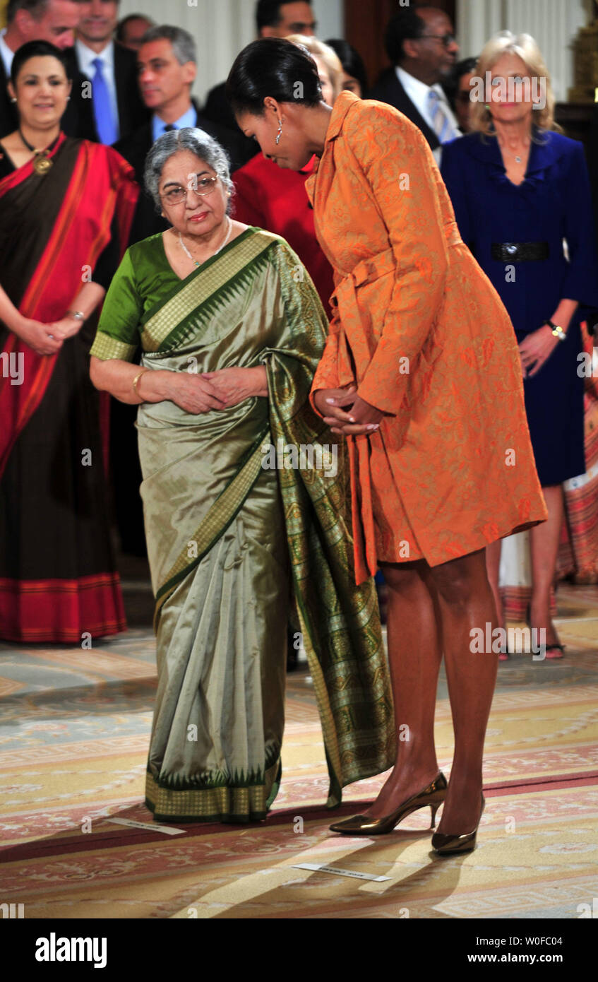 La Première Dame Michelle Obama (R) parle de l'existence d'une Première Dame Gursharan Kaur comme l'Obama bienvenue Le Premier Ministre indien Manmohan Singh et sa femme à la Maison Blanche à Washington, le 24 novembre 2009. UPI/Kevin Dietsch Banque D'Images