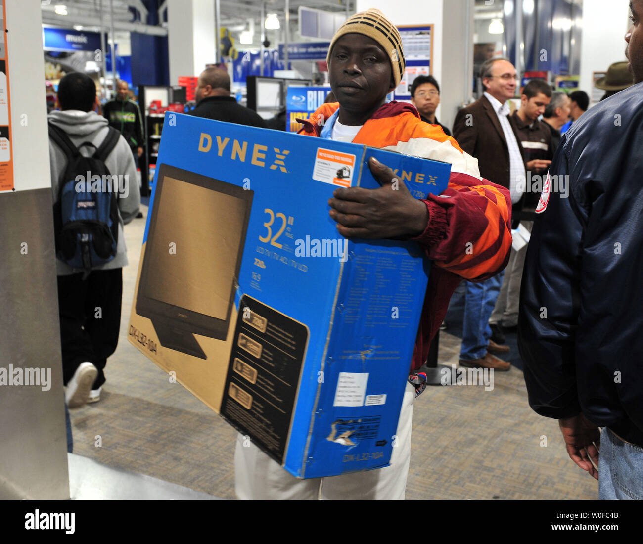 Abdul Kamara achète un téléviseur à un magasin Best Buy à Washington le vendredi noir, le 27 novembre 2009. UPI/Kevin Dietsch Banque D'Images