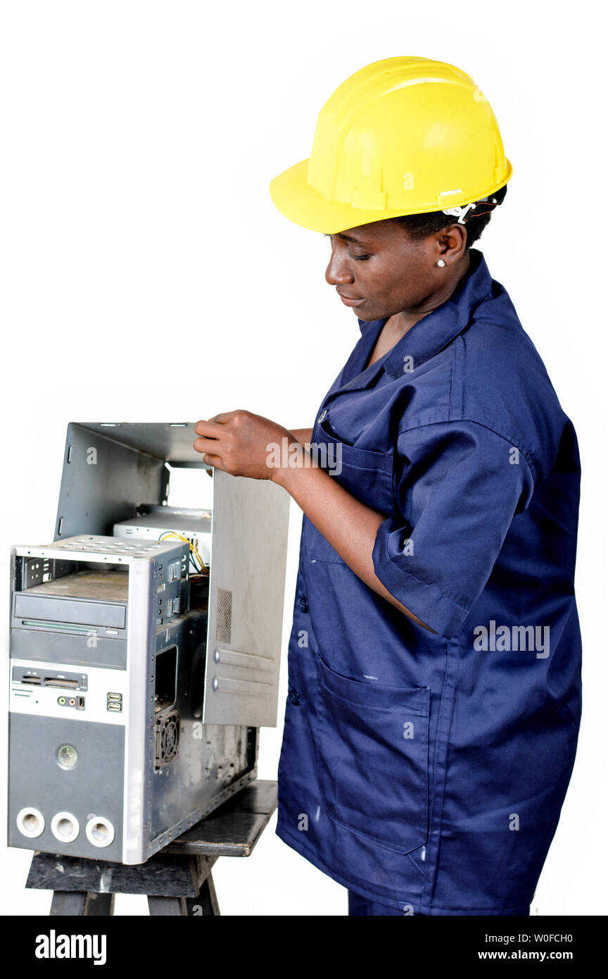 Femelle jeune travailleur de la maintenance informatique vérifie l'état d'un CPU de l'ordinateur. Banque D'Images
