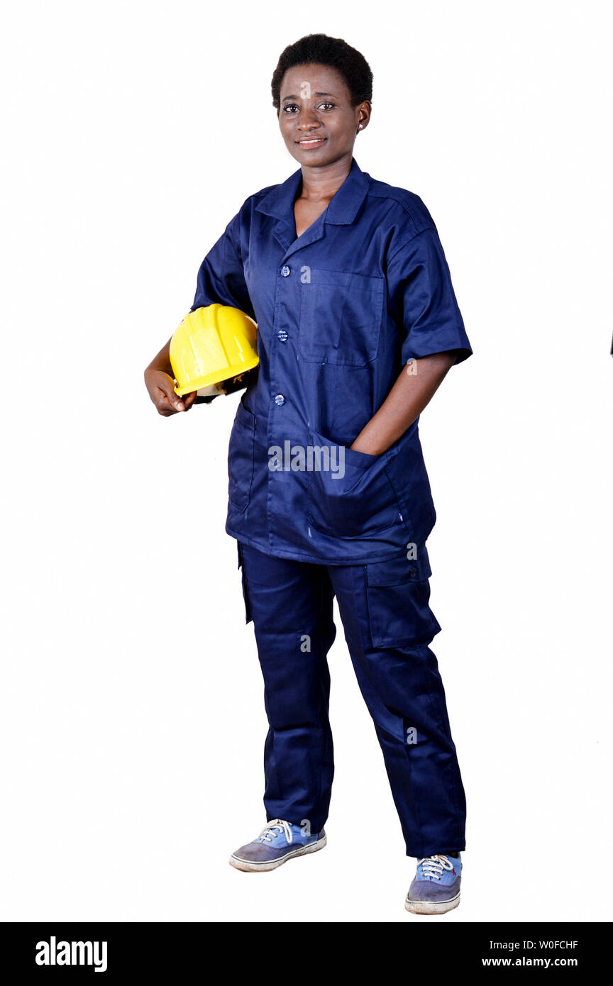 Smiling Young construction worker holding son casque sur un fond blanc Banque D'Images