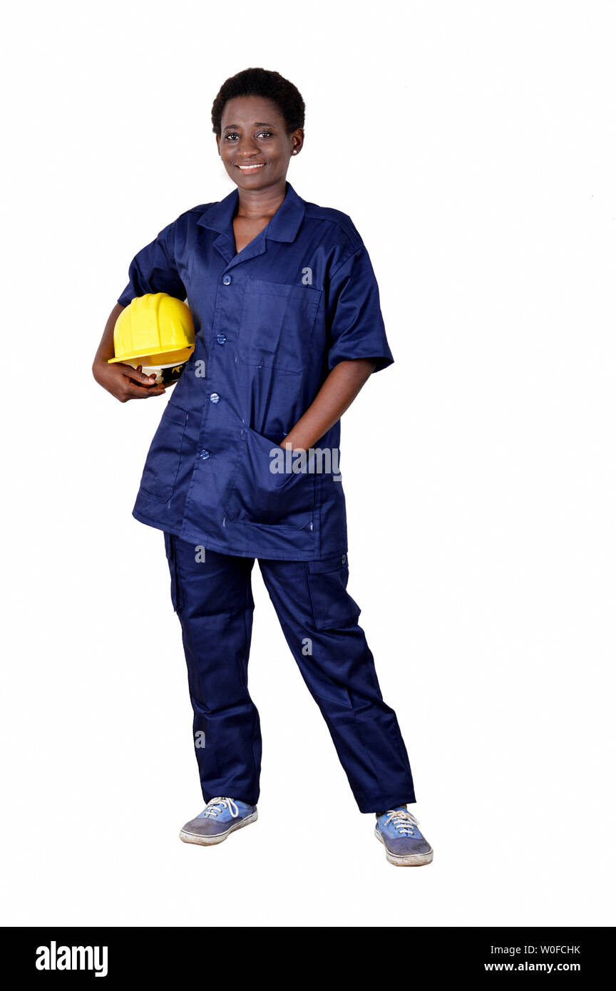 Smiling Young construction worker holding son casque sur un fond blanc. Banque D'Images