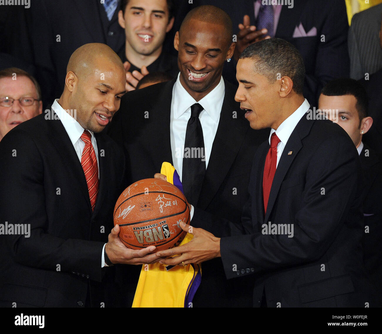 Le président des États-Unis, Barack Obama, reçoit une équipe de basket-ball jersey autographiée et Derek Fisher gardes (L) et Kobe Bryant (C) comme Obama accueille le Champion 2009 Association nationale de basket-ball Los Angeles Lakers dans l'East Room de la Maison Blanche à Washington le 25 janvier 2010. UPI/Roger L. Wollenberg Banque D'Images