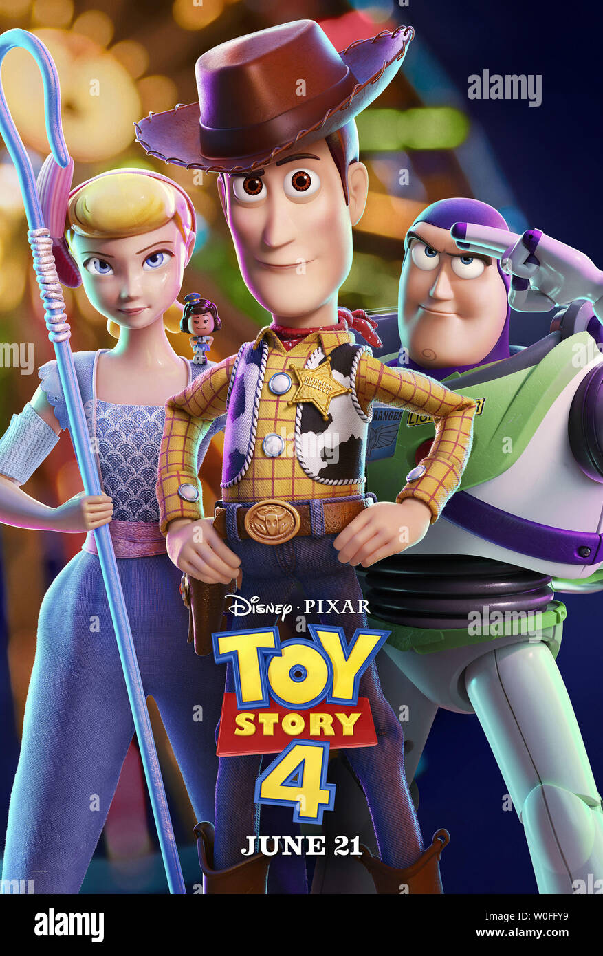 TOY STORY 4, de nous poster, de gauche : Bo Peep (voix : Annie Potts), Giggle McDimples (voix : Ally Maki), Woody (voix : Tom Hanks), Buzz Lightyear (voix : Tim Allen), 2019. © Walt Disney Studios Motion /courtesy Everett Collection Banque D'Images