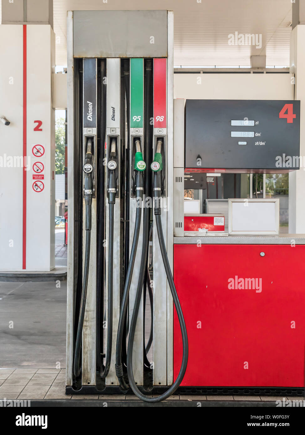 Pompes à essence sans plomb, diesel avec 95 et 98 distributeur de carburant Banque D'Images