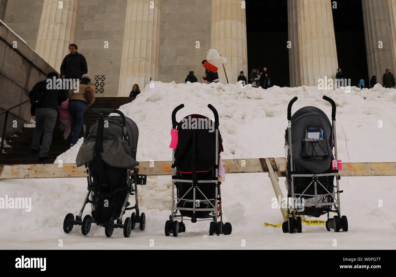 Des poussettes sont stationnés près d'un tas de neige à les marches du Lincoln Memorial à Washington le 15 février 2010, après 2 tempêtes ont recouvert la ville de neige record de 25,0  %. Washington a reçu 55,9 pouces de neige jusqu'à présent, la neige plus la ville a vu dans un hiver jamais sur l'enregistrement, et s'attend à ce que plus de 1 à 4 pouces dans les prochaines 24 heures. UPI/Alexis C. Glenn. Banque D'Images