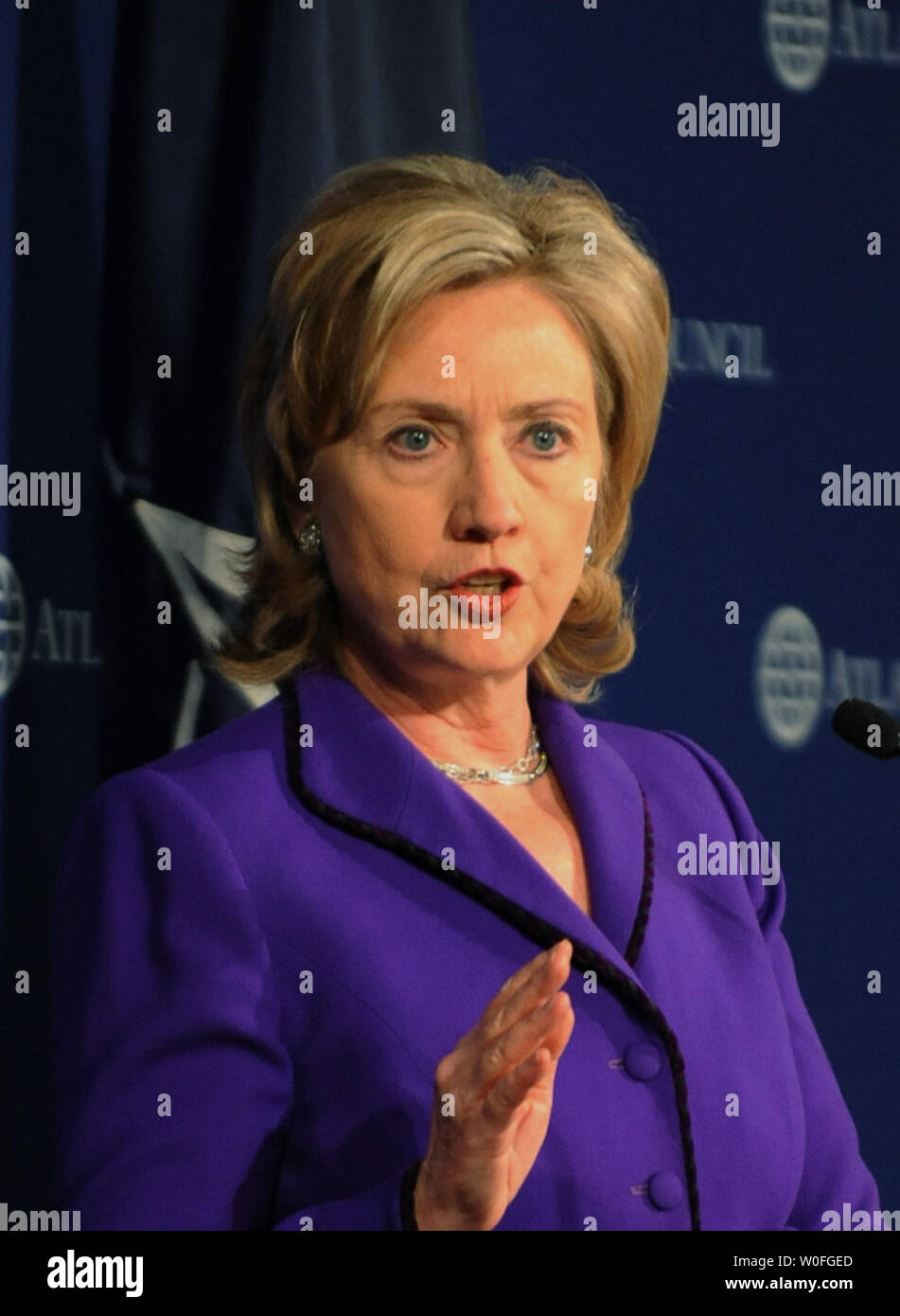 La secrétaire d'Etat américaine Hillary Clinton s'exprime sur l'avenir de l'OTAN à Washington le Séminaire sur le Concept stratégique à Washington le 22 février 2010. UPI/Alexis C. Glenn. Banque D'Images La secrétaire d'Etat américaine Hillary Clinton s'exprime sur l'avenir de l'OTAN à Washington le Séminaire sur le Concept stratégique à Washington le 22 février 2010. UPI/Alexis C. Glenn. Banque D'Images