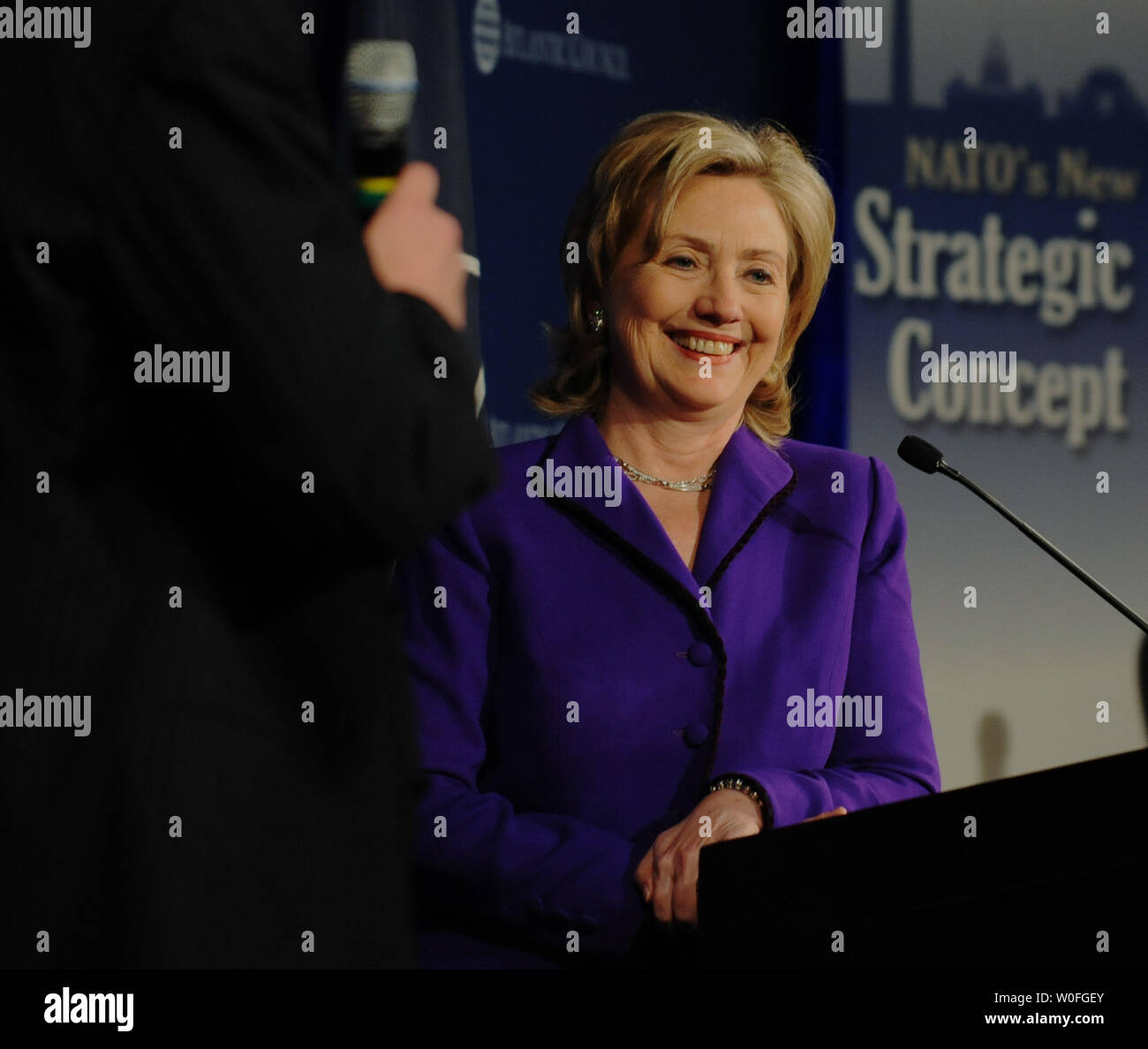 La secrétaire d'Etat américaine Hillary Clinton s'exprime sur l'avenir de l'OTAN à Washington le Séminaire sur le Concept stratégique à Washington le 22 février 2010. UPI/Alexis C. Glenn. Banque D'Images La secrétaire d'Etat américaine Hillary Clinton s'exprime sur l'avenir de l'OTAN à Washington le Séminaire sur le Concept stratégique à Washington le 22 février 2010. UPI/Alexis C. Glenn. Banque D'Images