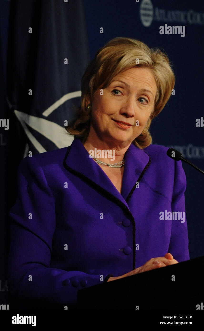 La secrétaire d'Etat américaine Hillary Clinton s'exprime sur l'avenir de l'OTAN à Washington le Séminaire sur le Concept stratégique à Washington le 22 février 2010. UPI/Alexis C. Glenn. Banque D'Images La secrétaire d'Etat américaine Hillary Clinton s'exprime sur l'avenir de l'OTAN à Washington le Séminaire sur le Concept stratégique à Washington le 22 février 2010. UPI/Alexis C. Glenn. Banque D'Images