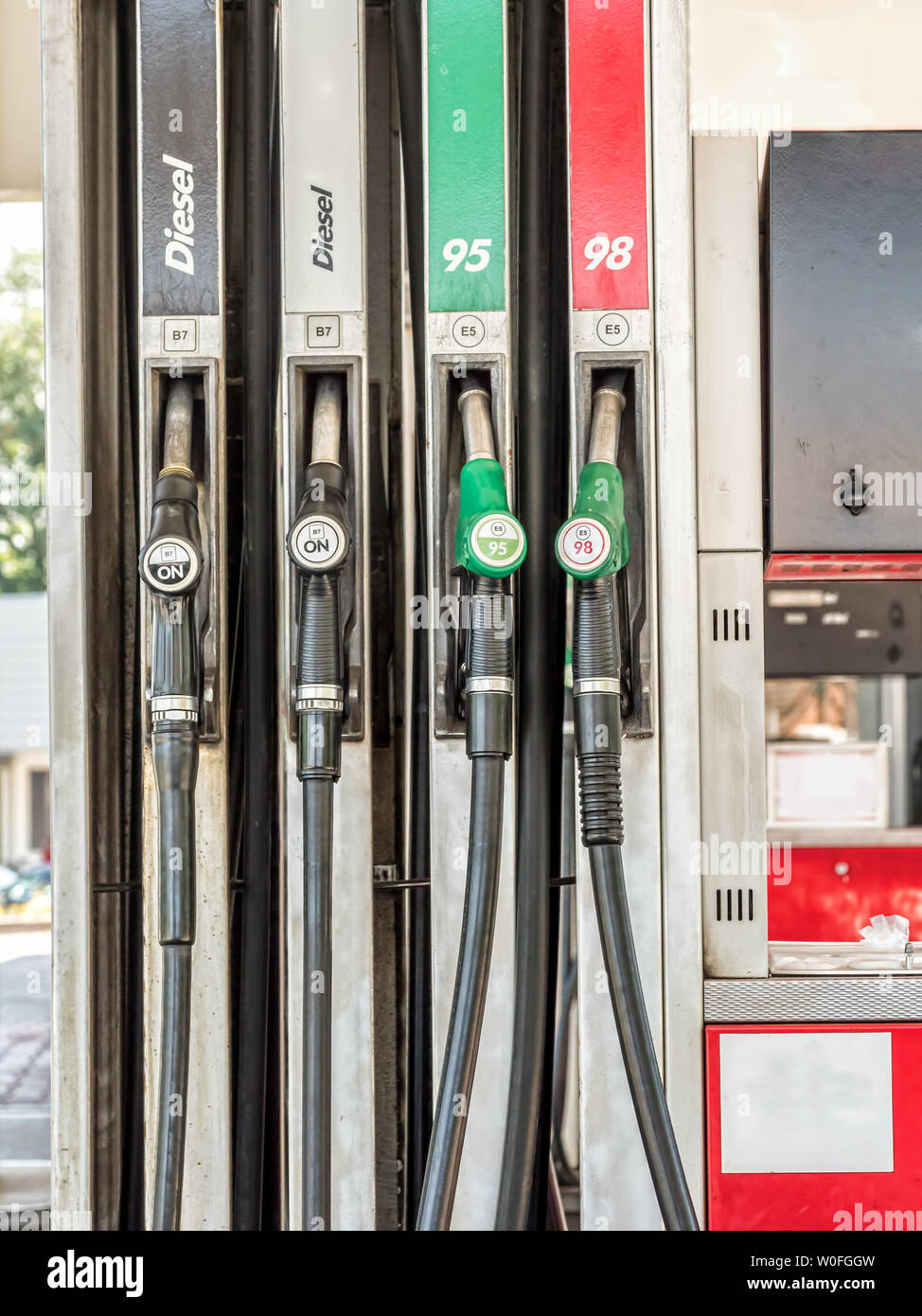 Pompes à essence sans plomb, diesel avec 95 et 98 distributeur de carburant Banque D'Images