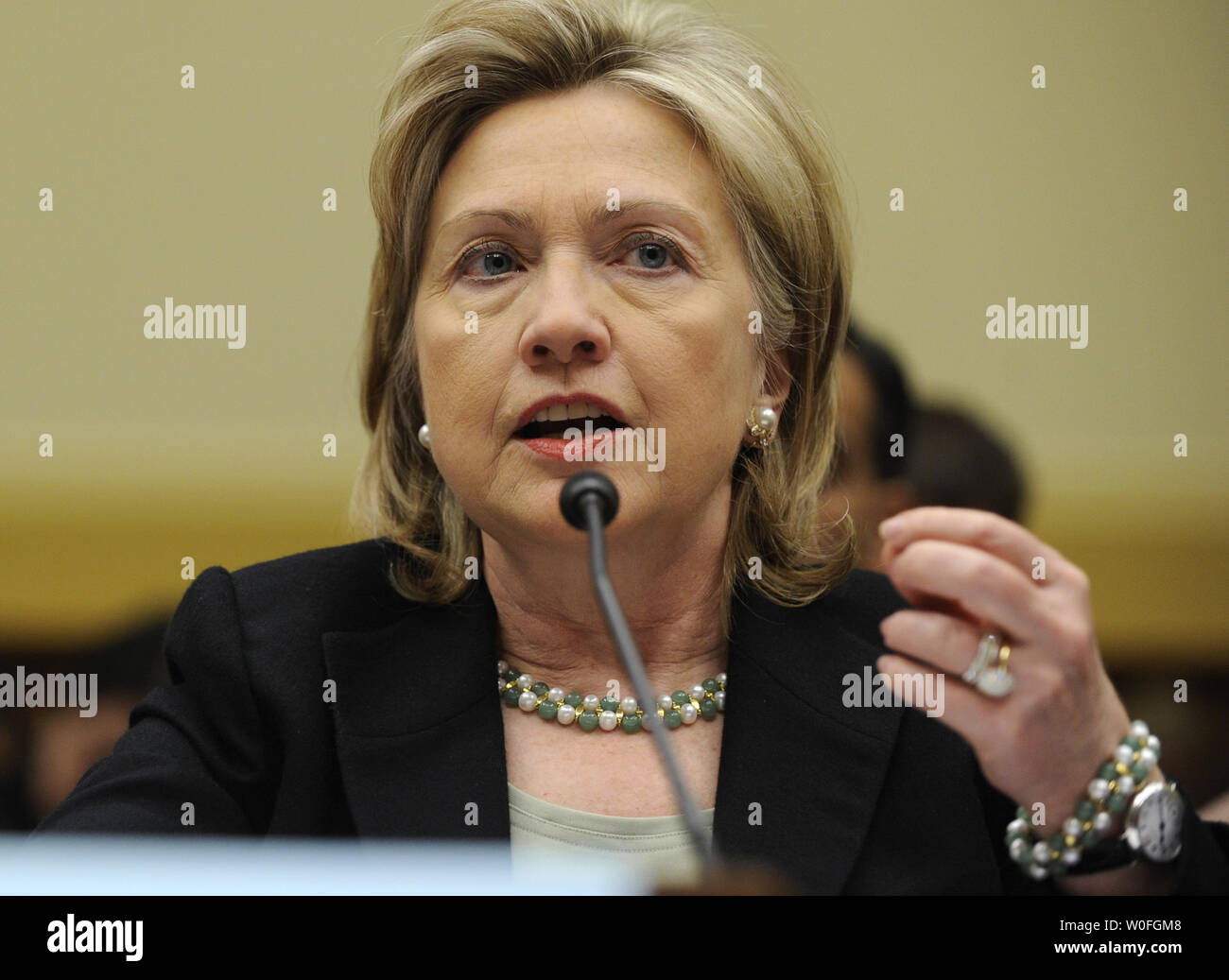 La secrétaire d'Etat américaine Hillary Clinton fait une allocution devant le comité des affaires étrangères sur la colline du Capitole à Washington le 25 février 2010. Clinton a témoigné sur la promotion de la sécurité par la diplomatie et le développement : l'exercice 2011 les affaires internationales, comme le groupe spécial l'a questionnée sur des questions étrangères à la guerre en Afghanistan, la politique nucléaire de l'Iran et le processus de paix israélo-arabe. UPI/Mike Theiler Banque D'Images