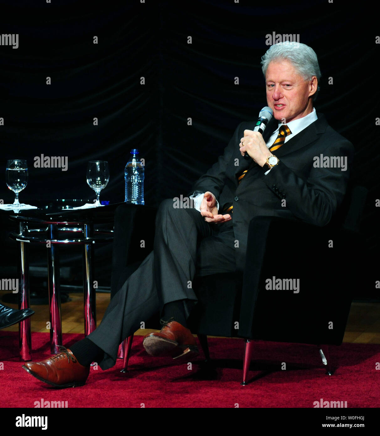 L'ancien Président Bill Clinton répond aux questions après l'adressage du 25e anniversaire de VeriSign Dot Com D.C. Forum politique à la Ronal Reagan Building à Washington le 16 mars 2010. UPI/Roger L. Wollenberg Banque D'Images