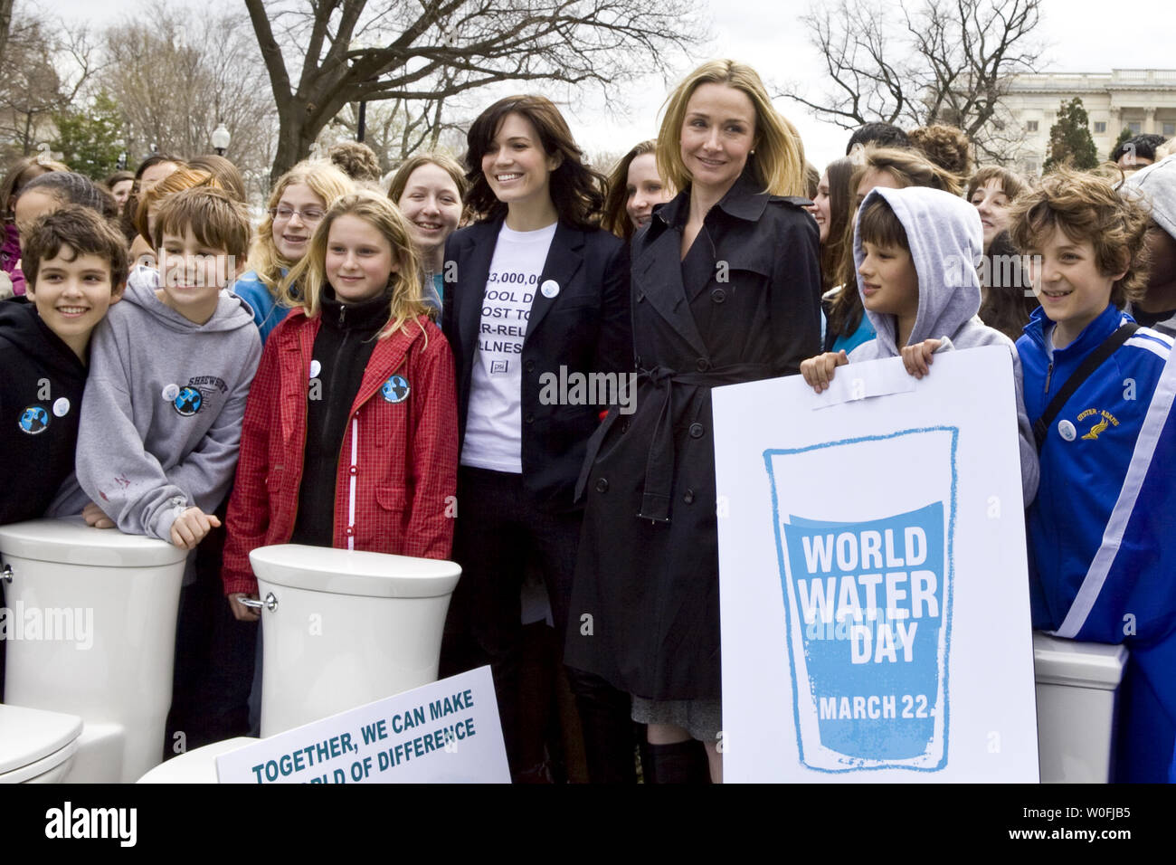 Musicien et l'actrice Mandy Moore (C) et Alexandra Cousteau (3R) du Défi mondial de l'eau stand avec des élèves des écoles locales derrière le 'queue pour les Toilettes la Plus Longue du Monde" dans le cadre d'une démonstration sur la nécessité de l'assainissement et l'eau dans le monde en développement sur la colline du Capitole à Washington le 23 mars 2010. UPI/Madeline Marshall Banque D'Images