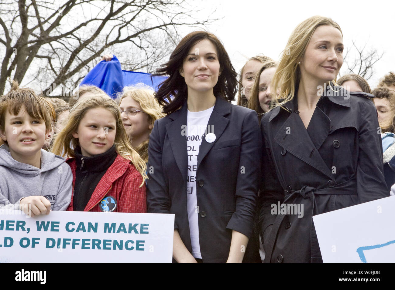 Musicien et l'actrice Mandy Moore (2e R) et Alexandra Cousteau (R) de Défi mondial de l'eau stand avec des élèves des écoles locales derrière le 'queue pour les Toilettes la Plus Longue du Monde" dans le cadre d'une démonstration sur la nécessité de l'assainissement et l'eau dans le monde en développement sur la colline du Capitole à Washington le 23 mars 2010. UPI/Madeline Marshall Banque D'Images