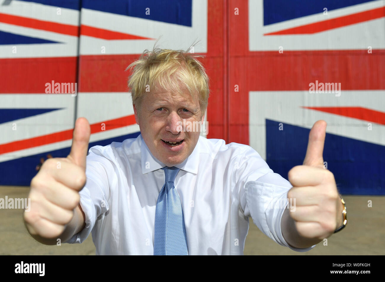 La direction du parti conservateur Boris Johnson contender pose pour une photo à la Wight Shipyard Company à Venture Quay au cours d'une visite à l'île de Wight. Banque D'Images