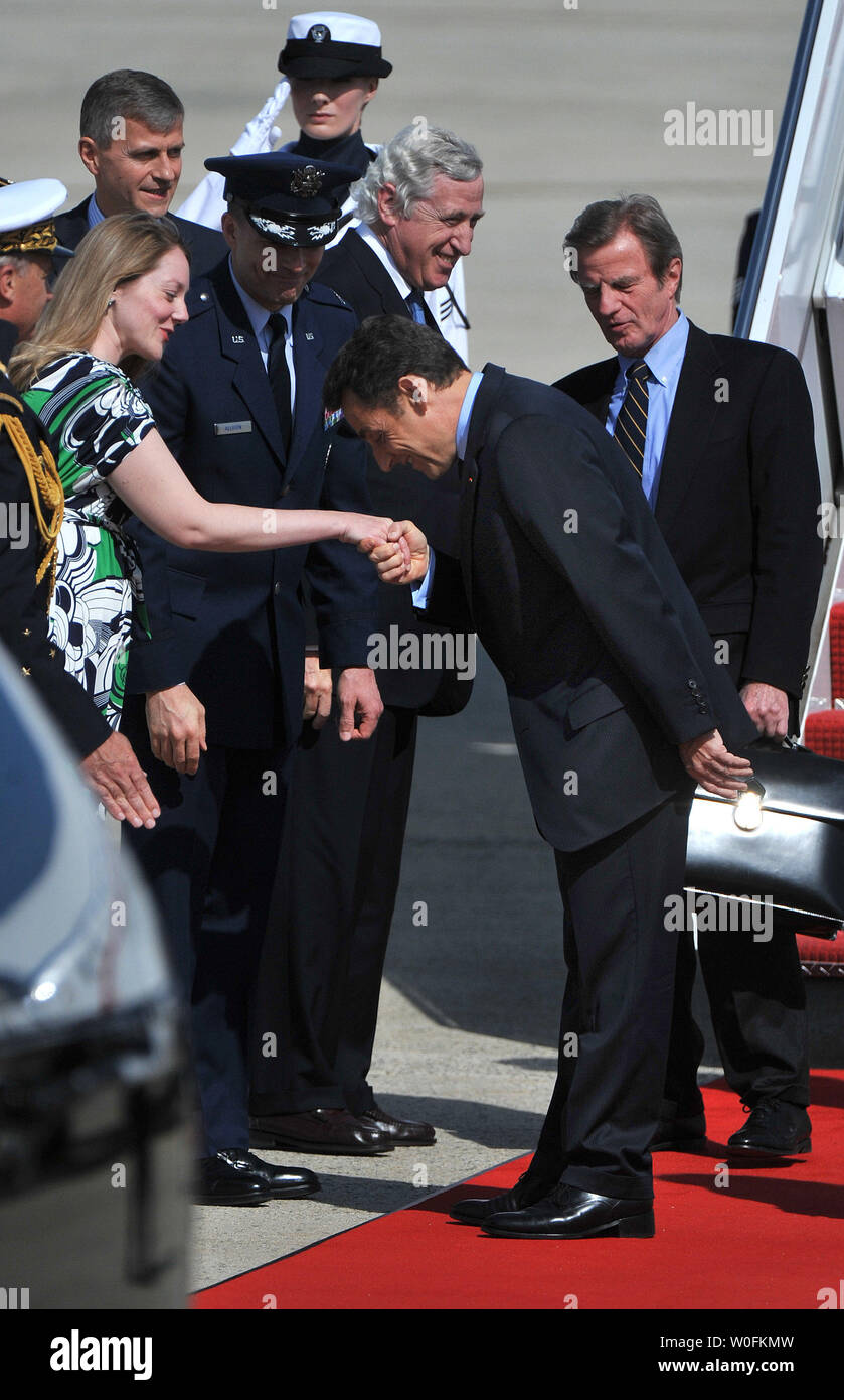 Le président français Nicolas Sarkozy arrive pour le Sommet sur la sécurité nucléaire, à la base aérienne d'Andrews, dans le Maryland, le 12 avril 2010. UPI/Kevin Dietsch Banque D'Images