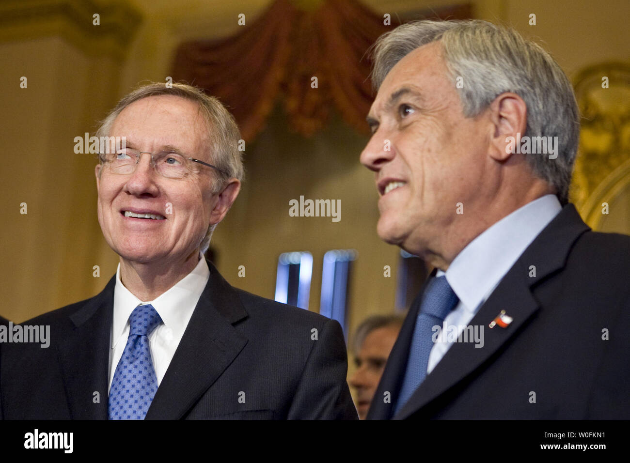 Le chef de la majorité au Sénat Harry Reid, D-NV, se tient avec le président chilien Sebastian Pinera (R) avant une réunion sur la colline du Capitole à Washington le 12 avril 2010. UPI/Madeline Marshall Banque D'Images