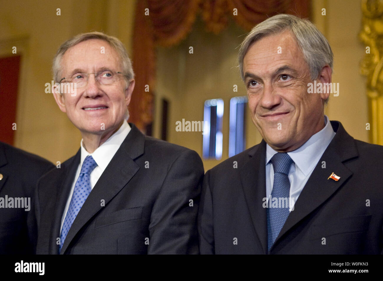 Le chef de la majorité au Sénat Harry Reid, D-NV, se tient avec le président chilien Sebastian Pinera (R) avant une réunion sur la colline du Capitole à Washington le 12 avril 2010. UPI/Madeline Marshall Banque D'Images