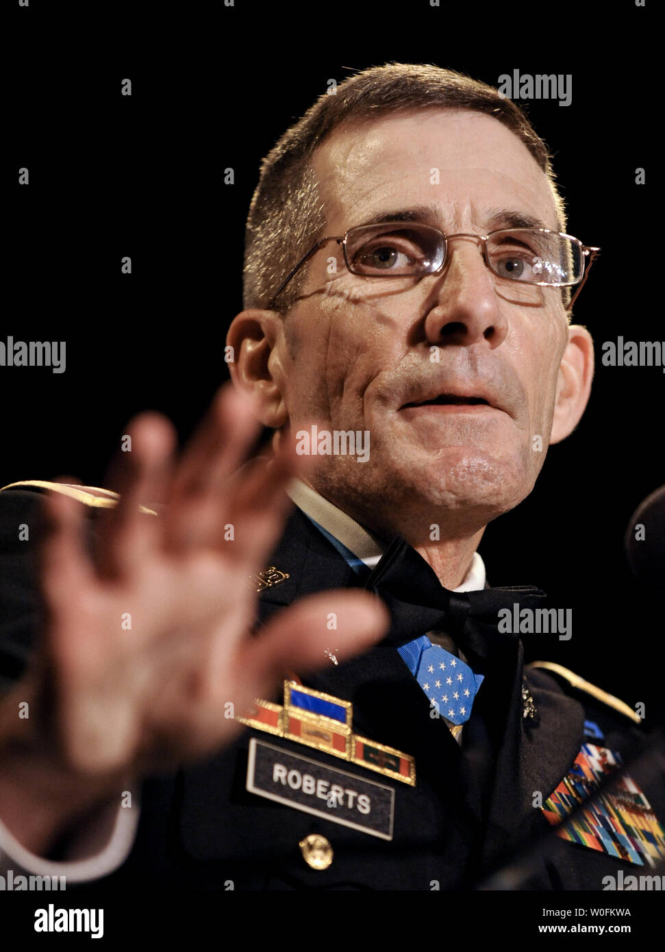 Le Colonel Gordon Roberts, de l'armée américaine, parle après qu'il a reçu le Colonel John Gioia Patriot Award à l'USO 28e dîner annuel de remise des prix à Arlington, en Virginie, le 14 avril 2010. UPI/Alexis C. Glenn Banque D'Images