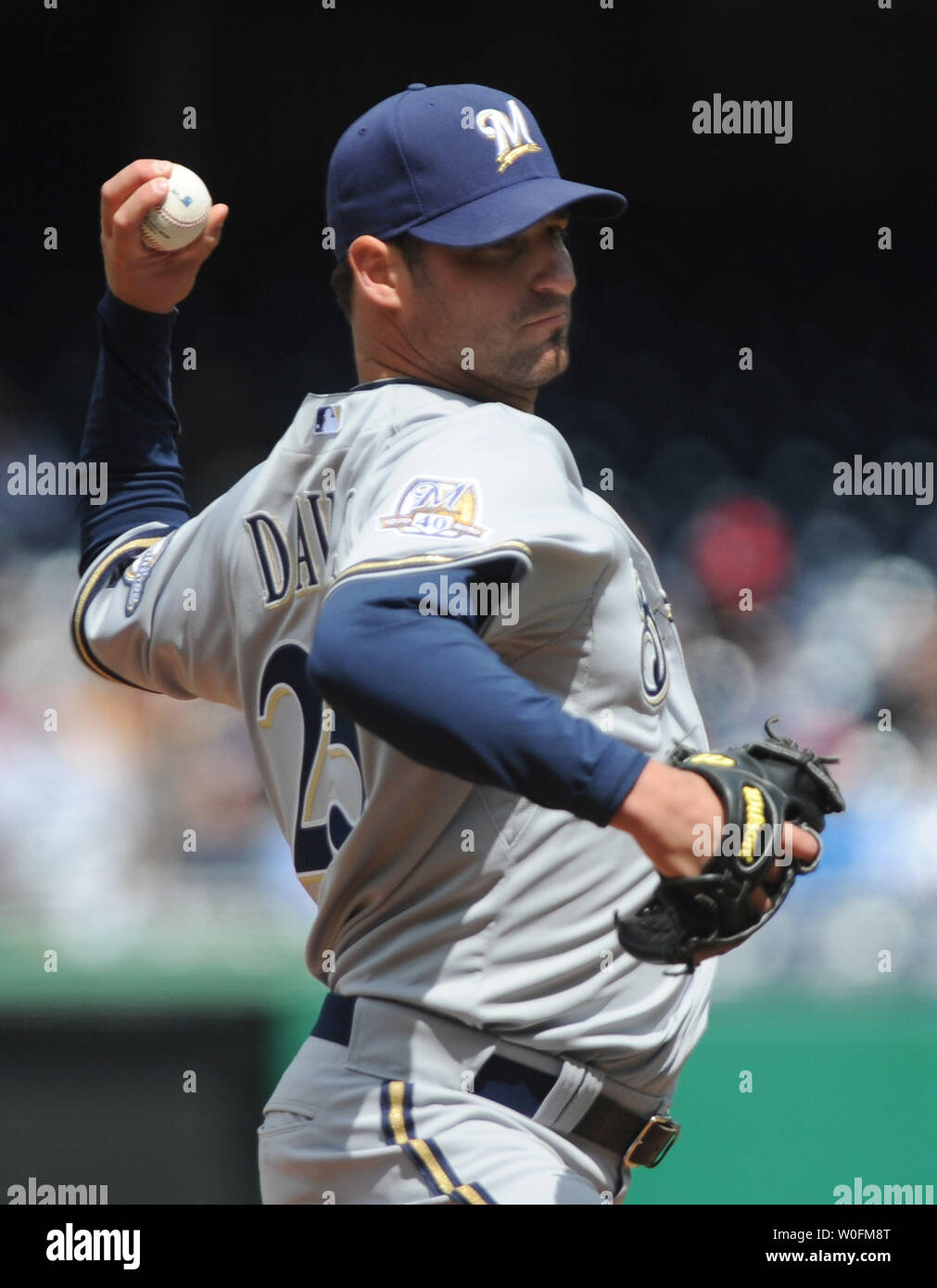 Pitcher des Milwaukee Brewers Doug Davis emplacements contre les Nationals de Washington au cours de la première manche au Championnat National Park à Washington le 18 avril 2010. UPI/Kevin Dietsch Banque D'Images