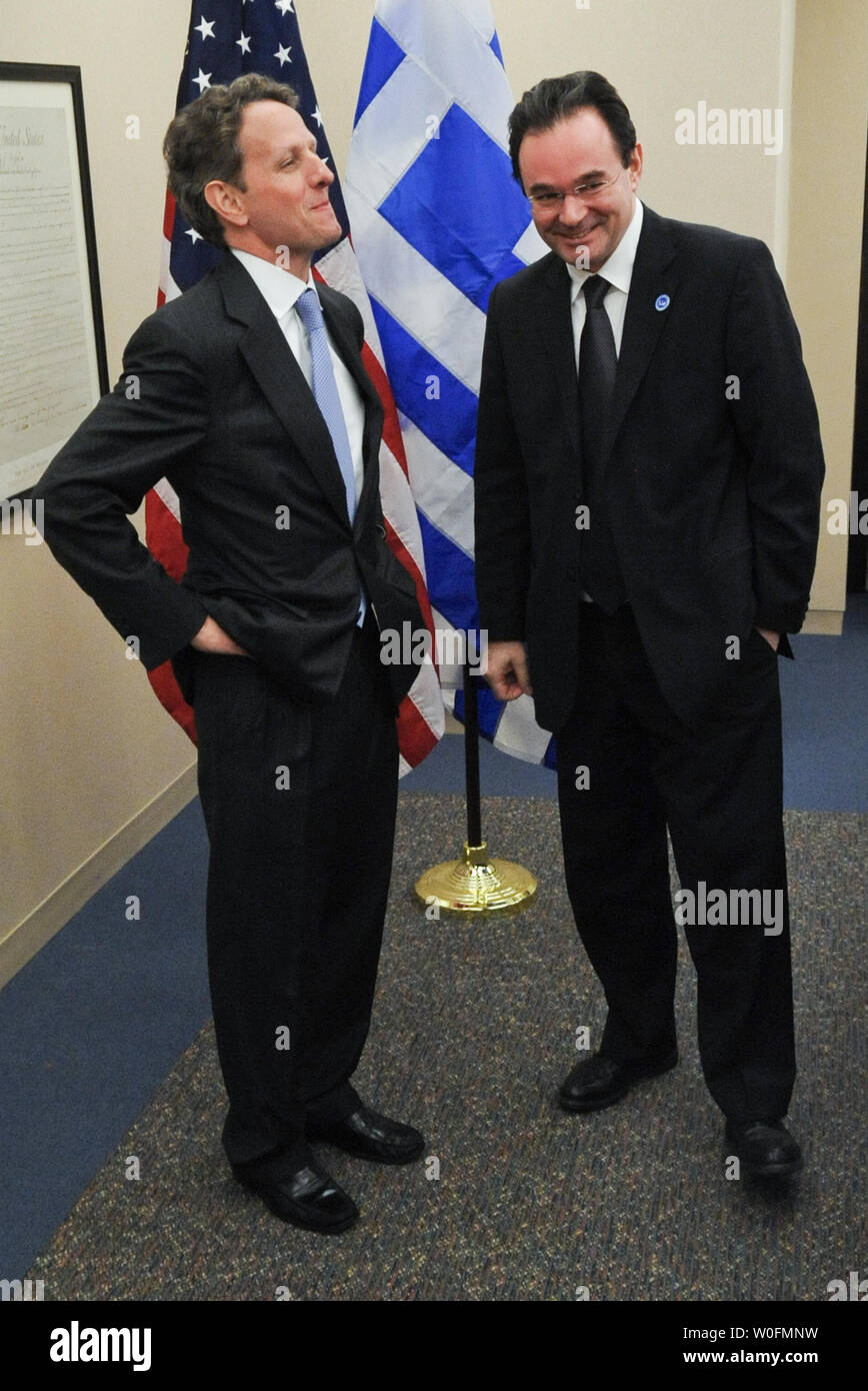 Le secrétaire américain au Trésor Timothy Geithner (L) se réunit avec le Ministre grec des Finances George Papaconstantinou lors le Fonds monétaire international (FMI) et de la Banque mondiale, des réunions de printemps à Washington le 24 avril 2010. UPI/Alexis C. Glenn Banque D'Images
