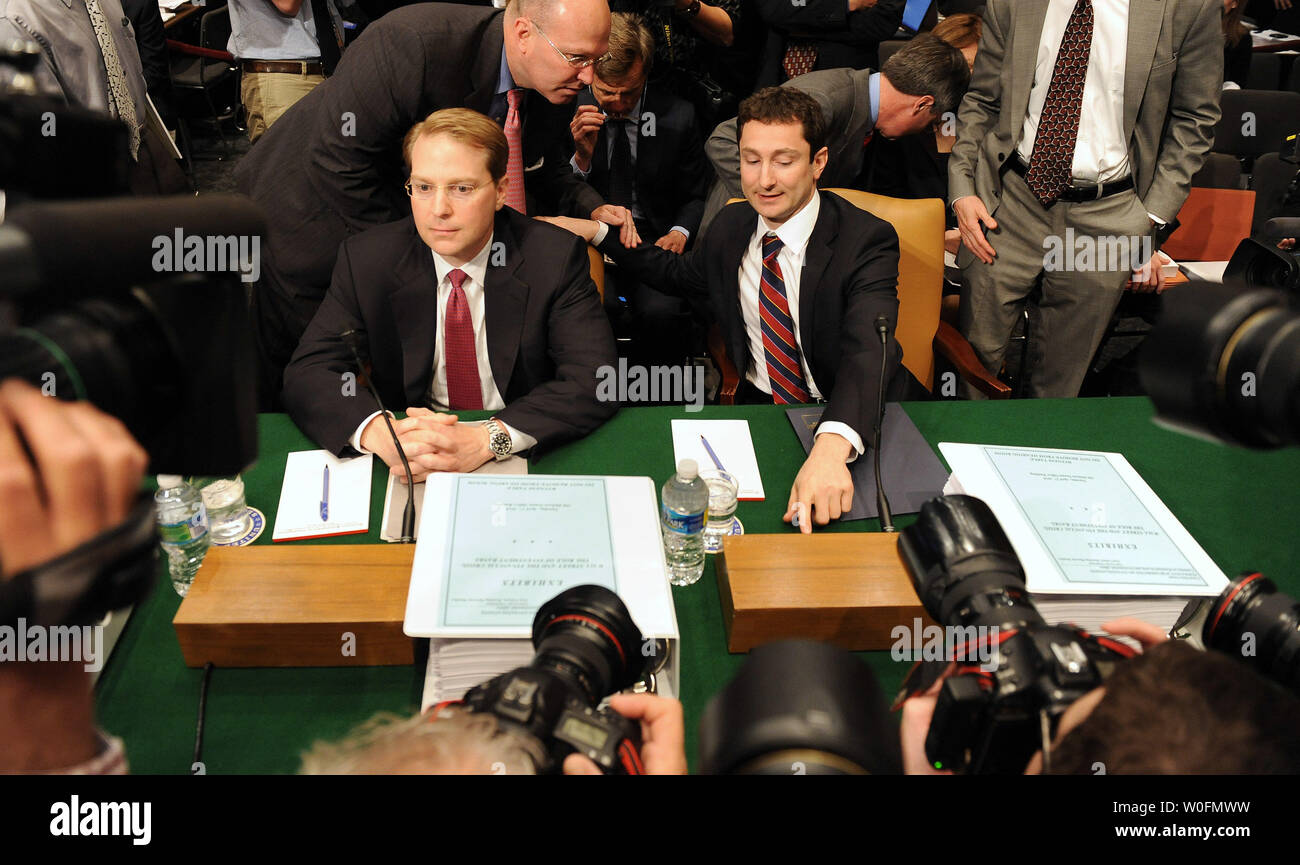 Goldman Sachs administration Michael Swenson (L) et Fabrice Tourre se préparer à témoigner devant le Sénat la sécurité intérieure et les affaires gouvernementales audience de comité sur Goldman Sachs' rôle dans les crises financières sur la colline du Capitole à Washington le 27 avril 2010. UPI/Roger L. Wollenberg Banque D'Images