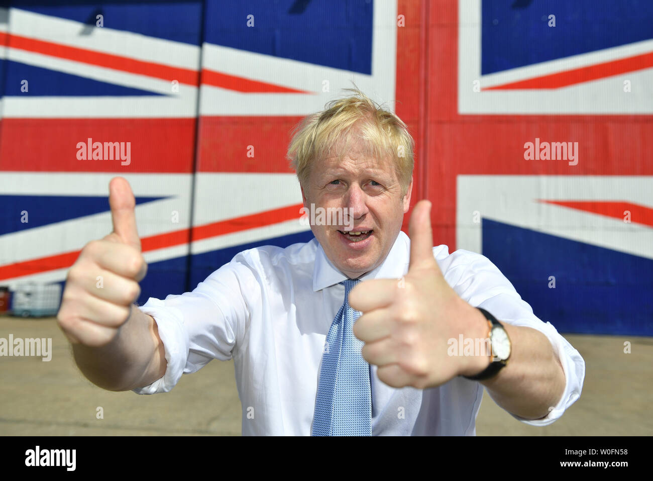 La direction du parti conservateur Boris Johnson contender pose pour une photo à la Wight Shipyard Company à Venture Quay au cours d'une visite à l'île de Wight. Banque D'Images