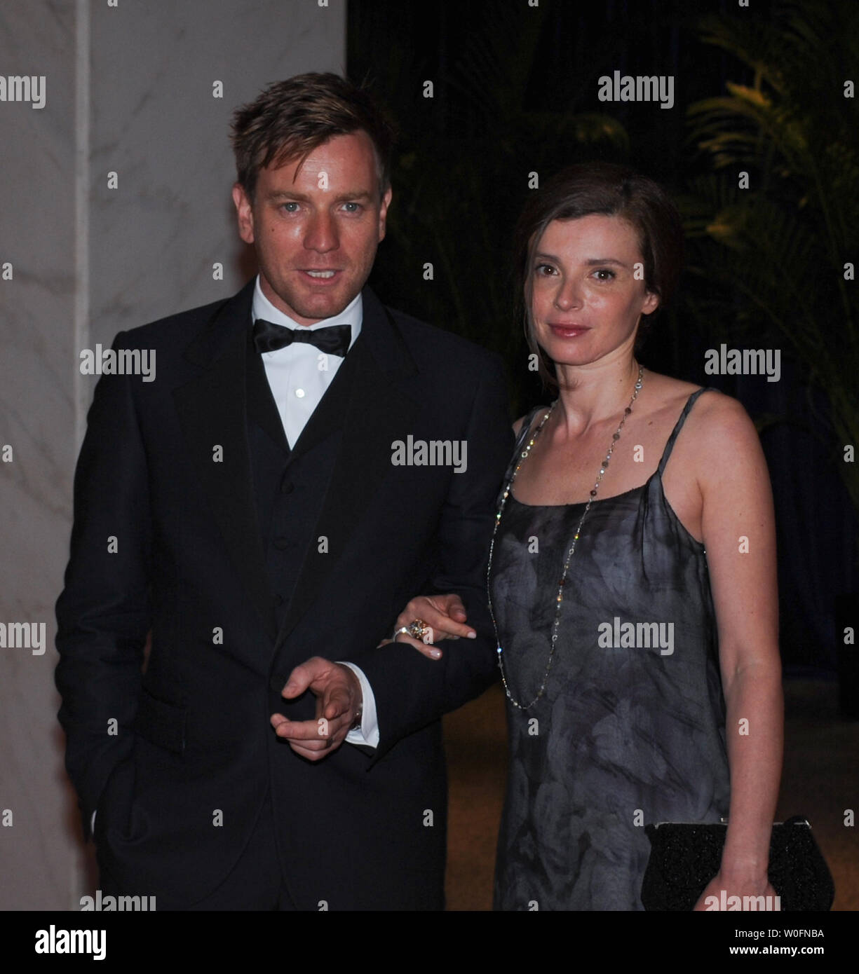 Ewan McGregor et son épouse Eve Mavrakis arrivent à la Maison Blanche le Dîner des correspondants à Washington le 1 mai 2010. UPI/Alexis C. Glenn Banque D'Images