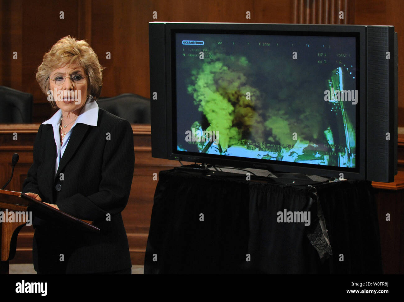 La sénatrice Barbara Boxer parle sur les interventions face à la marée noire du golfe du Mexique à Washington le 26 mai 2010. Boxer parlait devant un écran qui affiche une photo de la fuite d'huile au fond du Golfe. UPI/Kevin Dietsch Banque D'Images