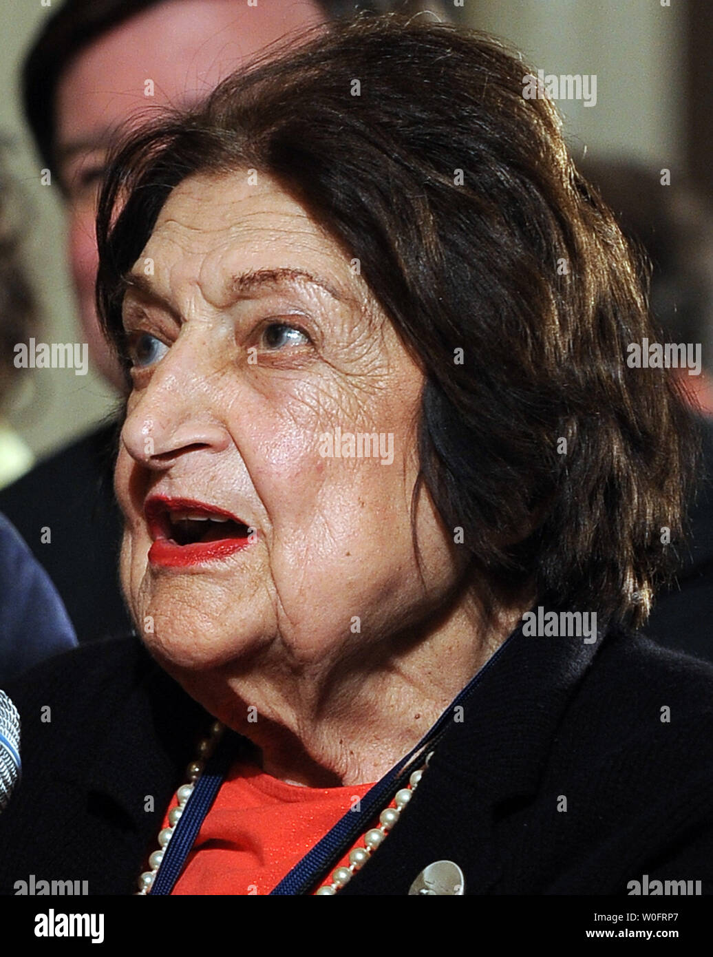 Le correspondant de la Maison Blanche et chroniqueur Helen Thomas a pris sa retraite, en vigueur immédiatement, après avoir déclaré dans un clip vidéo que les Israéliens devraient "faire l'enfer hors de la Palestine" d'après les rapports, le 7 juin 2010. Elle est vue demander au Président Barack Obama une question lors d'une conférence de presse à l'East Room de la Maison Blanche à Washington le 27 mai 2010. UPI/Roger L. Wollenberg/fichier Banque D'Images