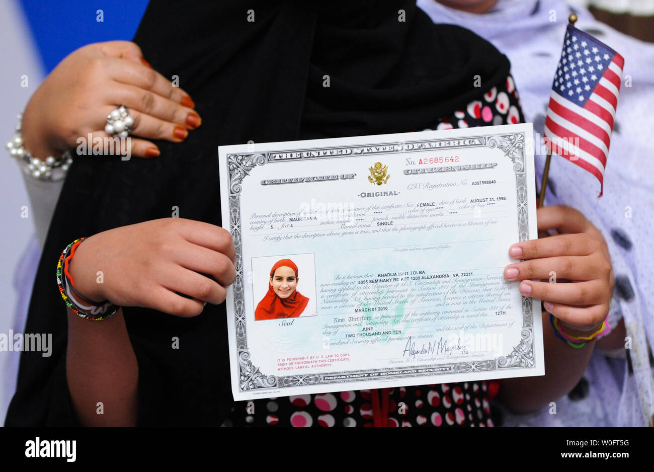 Khadija Mint Tolba, né en Mauritanie, détient son certificat de citoyenneté après qu'elle et 24 enfants représentant 18 pays ont prêté le serment d'allégeance à une cérémonie de naturalisation au Smithsonian's National Museum of American History à Washington le 12 juin 2010. UPI/Alexis C. Glenn Banque D'Images