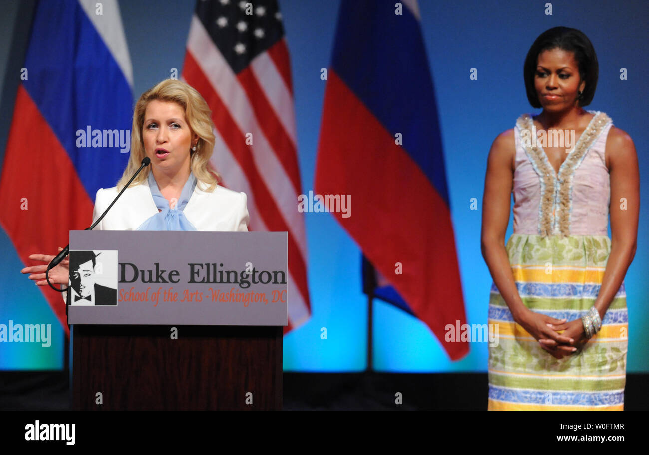 La première dame de Russie Svetlana Medvedeva parle, en tant que Première Dame Michelle Obama écoute, après avoir regardé un spectacle de danse et musique à la Duke Ellington School of the Arts à Washington le 24 juin 2010. UPI/Alexis C. Glenn Banque D'Images