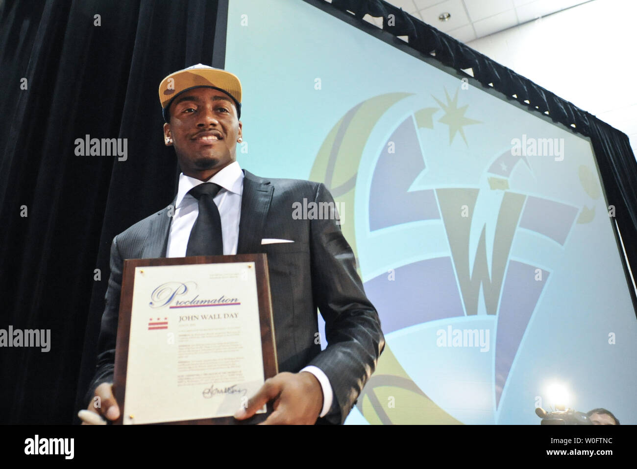 John Wall, la NBA # 1 de draft par les Washington Wizards, est titulaire d'une plaque qui proclame le 25 juin que John Wall jour par district de Columbia Adrian Fenty Maire et les Washington Wizards au Verizon Center à Washington le 25 juin 2010. UPI/Alexis C. Glenn Banque D'Images
