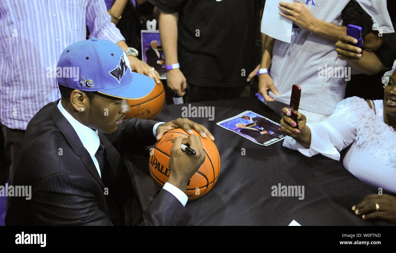John Wall, la NBA # 1 de draft par les Washington Wizards, signe des autographes au Verizon Center à Washington le 25 juin 2010. UPI/Alexis C. Glenn Banque D'Images