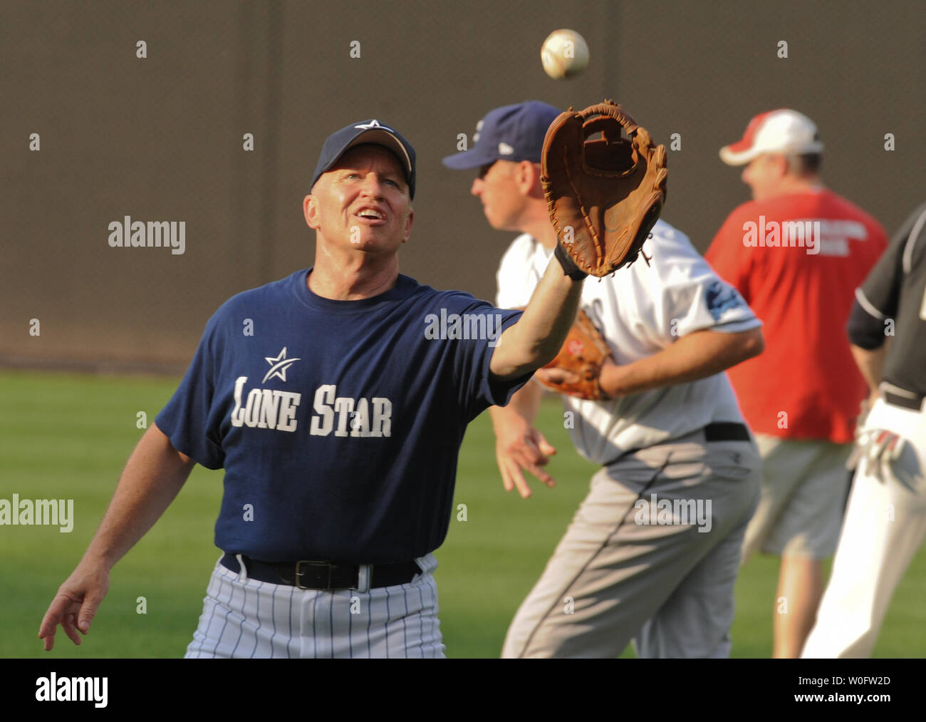 Le représentant républicain Kevin Brady (R-TX) se réchauffe avant de jouer les démocrates à la 49e congrès annuel d'un match de baseball au Championnat National Stadium de Washington le 29 juin 2010. UPI/Alexis C. Glenn Banque D'Images