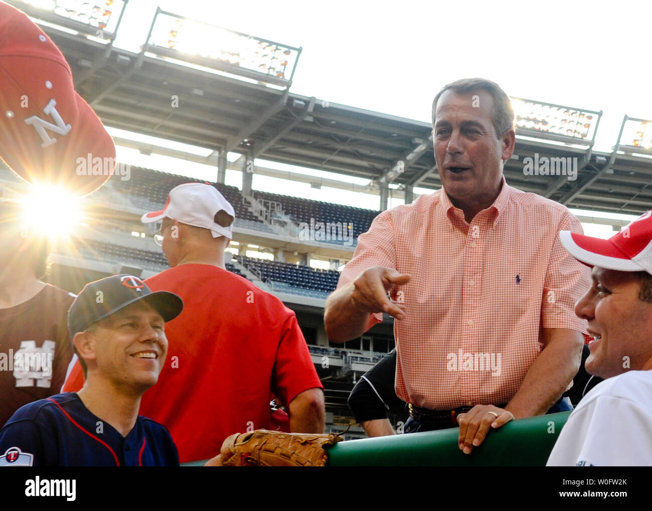 Chef de la minorité de la Chambre John Boehner Rép. (R-OH) parle aux républicains dans l'étang avant que les démocrates et les Républicains jouent au 49e congrès annuel d'un match de baseball au Championnat National Stadium de Washington le 29 juin 2010. UPI/Alexis C. Glenn Banque D'Images