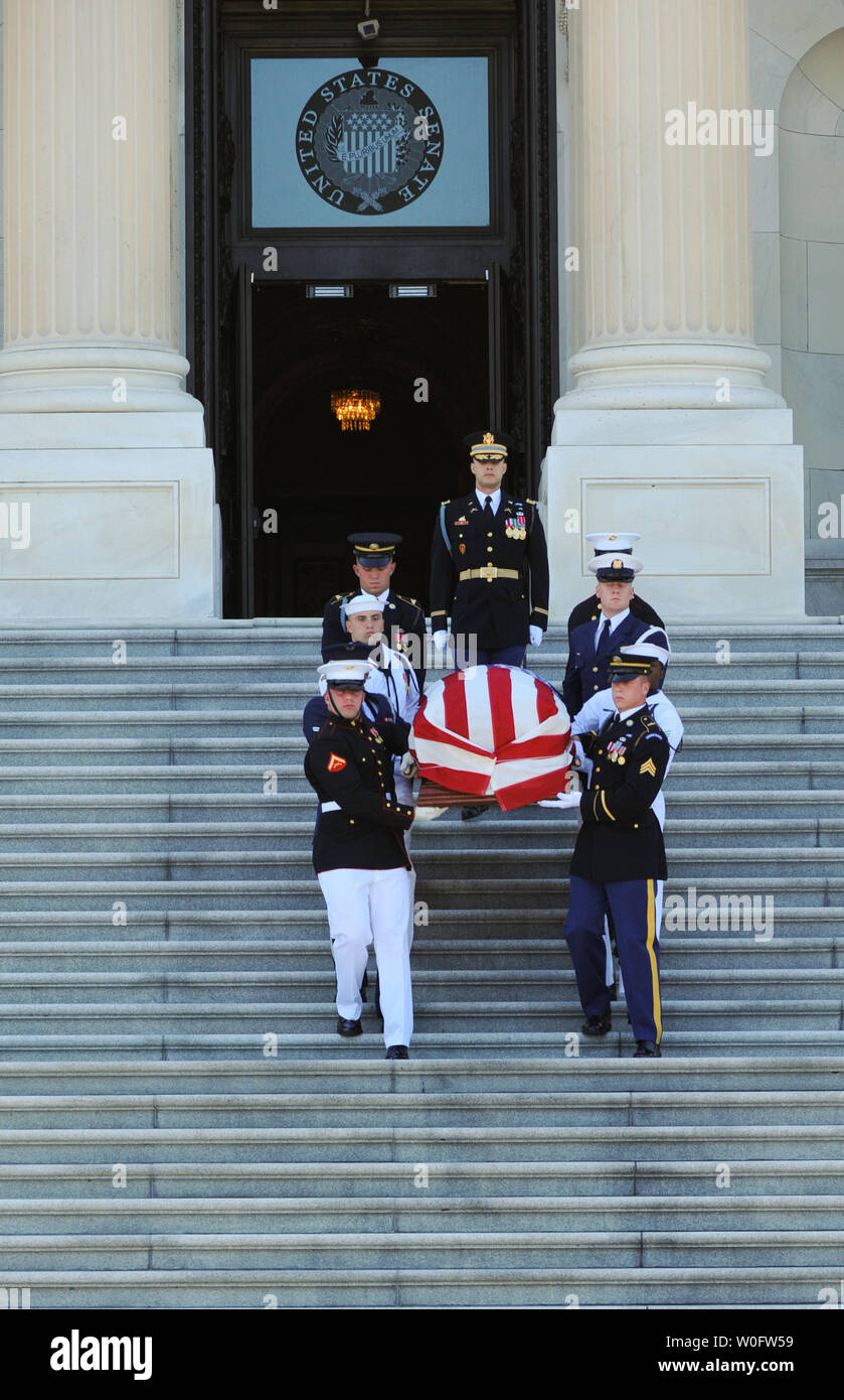 Le cercueil, recouvert du drapeau de la Sénateur Robert Byrd (D-WV) est effectué de la Chambre du Sénat au Capitole à Washington le 1er juillet 2010. Byrd est mort à 92 et a été le plus ancien sénateur de l'histoire. UPI/Alexis C. Glenn Banque D'Images