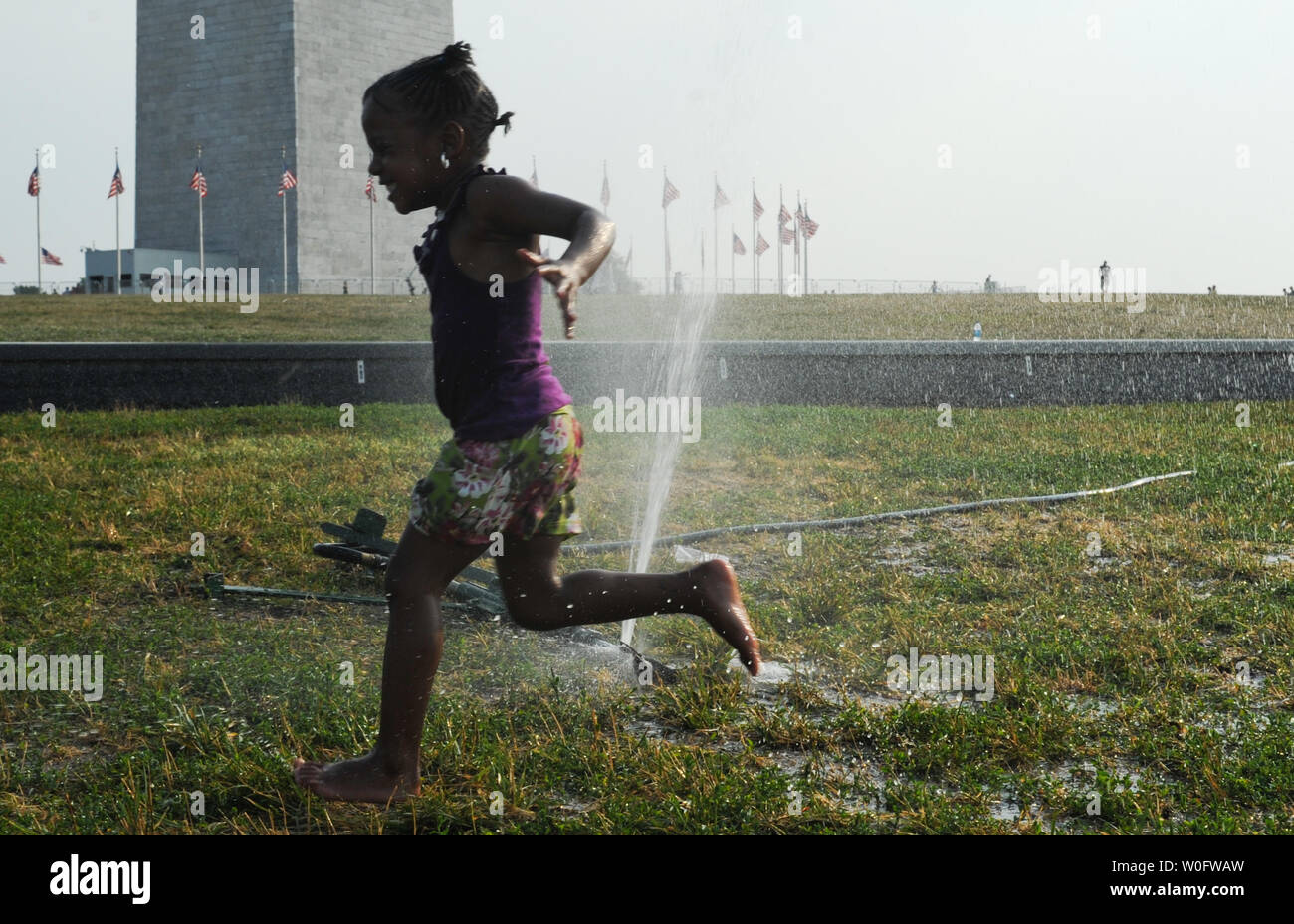 Ver'ren Scott, l'âge de 4 ans, à partir de Londres, en Angleterre, joue dans un gicleur sur le National Mall à Washington, DC, le 7 juillet 2010. La région de métro de DC est à son deuxième jour de températures à trois chiffres comme la côte est en pris dans les griffes de la vague de chaleur. UPI/Alexis C. Glenn Banque D'Images