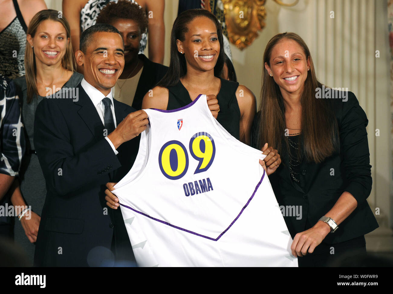 Le président américain Barack Obama reçoit un chandail de Pheniox Tangela Smith du mercure (C) et Diana Taurasi lors d'un événement où Obama s'est félicité de la WNBA 2009 Phoenix Mercury Champion à la Maison Blanche, à Washington le 19 juillet 2010. UPI/Kevin Dietsch Banque D'Images