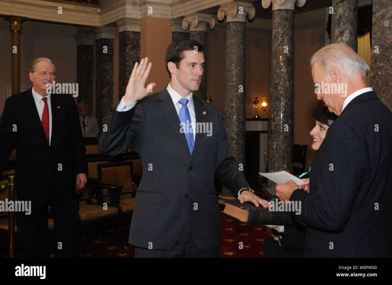Le vice-président Joe Biden (R) jure-in Sen. Carte Goodwin (D-WV), comme le sénateur John Rockefeller (D-WV) observe, à son simulacre d'assermentation au Capitole à Washington le 20 juillet 2010. Sen. Goodwin, qui est actuellement le plus jeune sénateur, remplace le plus ancien Sénateur Robert Byrd, qui est décédé en juin. UPI/Alexis C. Glenn Banque D'Images