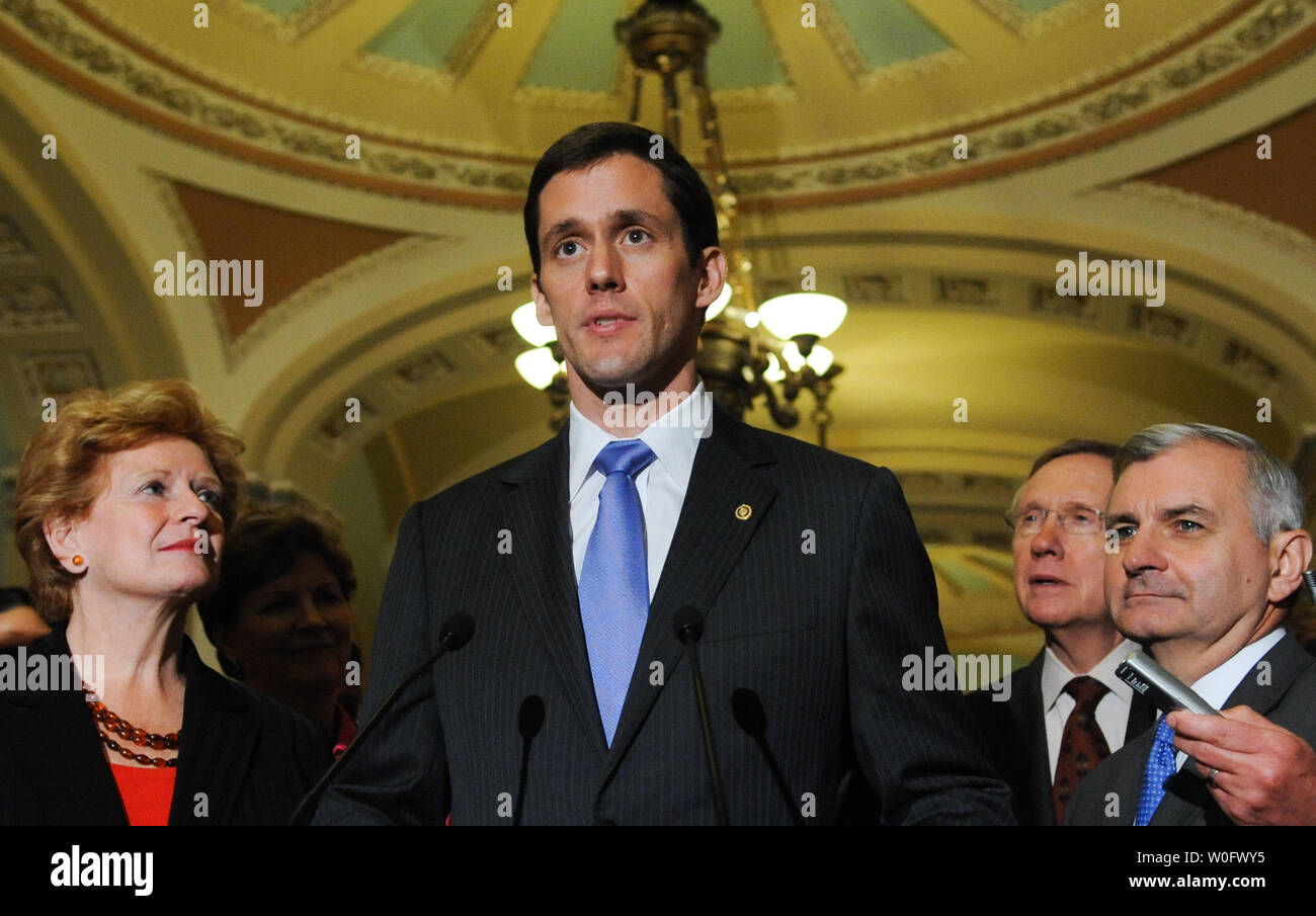 Sen. Carte Goodwin (D-WV) (2e R) prêté serment aujourd'hui, en remplacement de M. Robert Byrd parle après le Sénat a voté 60-40 d'approuver une extension des prestations de chômage sur la colline du Capitole à Washington le 20 juillet 2010. Le sénateur Jack Reed (D-RI) (R), le chef de la majorité au Sénat Harry Reid (D-NV) (2R), et la sénatrice Debbie Stabenow (D-MI) (L), l'écouter. UPI/Alexis C. Glenn Banque D'Images