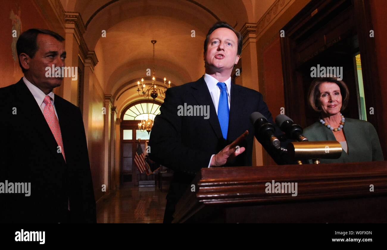 Le Premier ministre britannique, David Cameron, parle à la presse, en tant que chef de la minorité de la Chambre John Boehner (R-OH) (L) et le président de la Chambre Nancy Pelosi (D-CA) (R) écouter comme Cameron se réunit avec les dirigeants sur la colline du Capitole à Washington le 20 juillet 2010. UPI/Alexis C. Glenn Banque D'Images