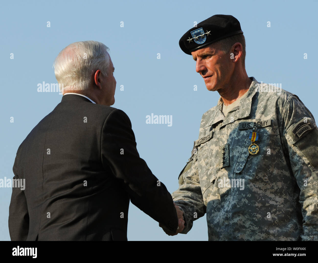 Secrétaire d'État, Robert Gates (L), serre la main de l'armée avec le Général Stanley McChrystal après lui accordant le ministère de la Défense Médaille du service distingué à la retraite de McChrystal cérémonie qui a rendu hommage à Fort McNair à Washington le 23 juillet 2010. UPI/Alexis C. Glenn Banque D'Images