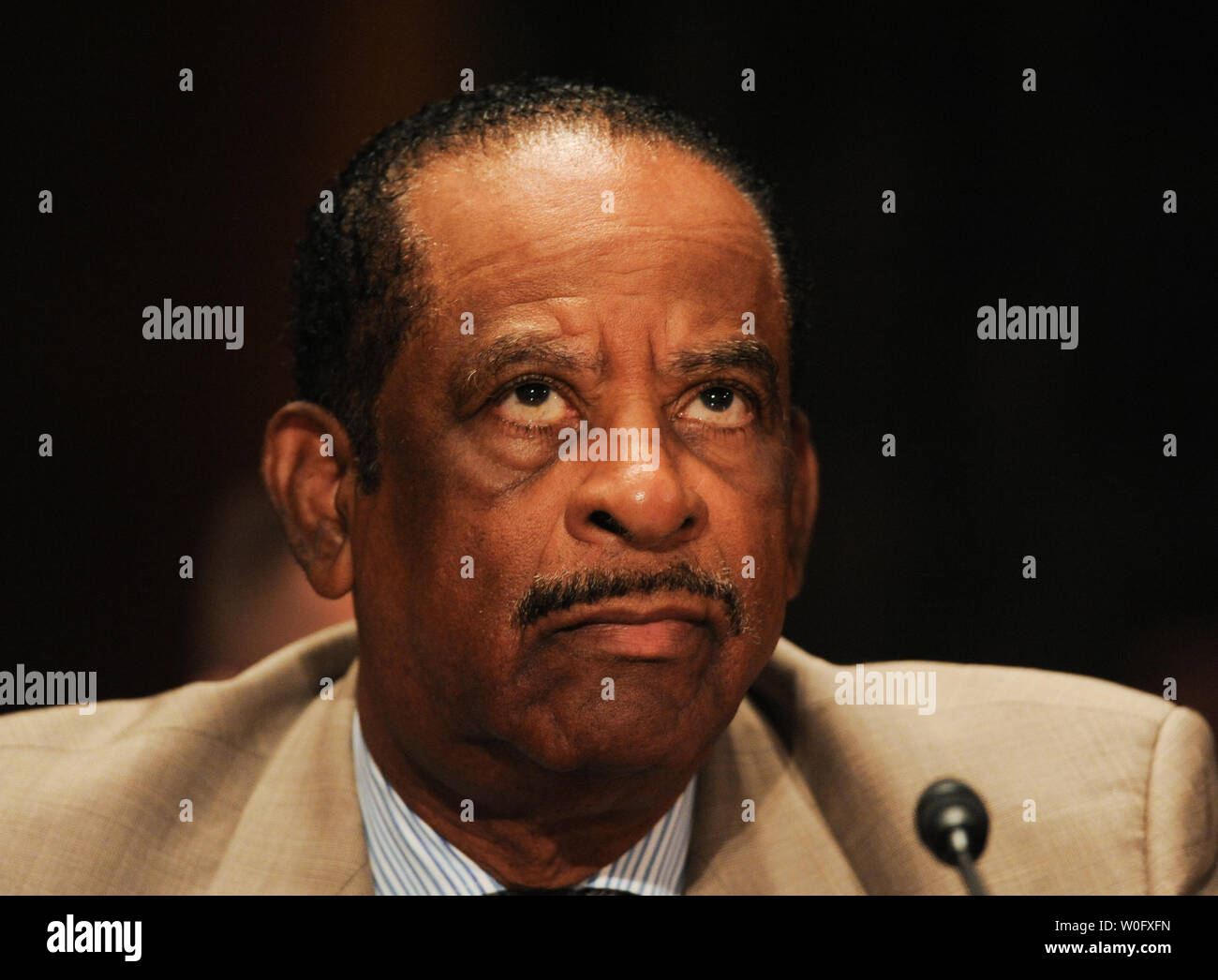 Thurman Higginbotham, ancien surintendant adjoint de Arlington National Cemetery, assiste à un Sénat Sécurité intérieure et les affaires gouvernementales Sous-comité sur l'audience de surveillance des contrats non marqués ou étiquetés sur les tombes au cimetière national d'Arlington sur la colline du Capitole à Washington le 29 juillet 2010. Higginbotham a affirmé son cinquième amendement droit de ne pas répondre aux questions du comité. UPI/Alexis C. Glenn Banque D'Images