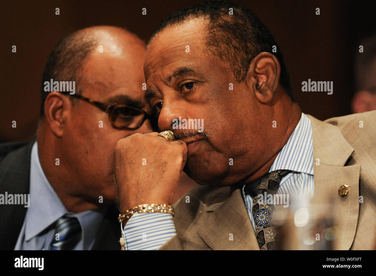 Thurman Higginbotham, ancien surintendant adjoint de Arlington National Cemetery, s'entretient avec son avocat à un Sénat Sécurité intérieure et les affaires gouvernementales Sous-comité sur l'audience de surveillance des contrats non marqués ou étiquetés sur les tombes au cimetière national d'Arlington sur la colline du Capitole à Washington le 29 juillet 2010. Higginbotham a affirmé son cinquième amendement droit de ne pas répondre aux questions du comité. UPI/Alexis C. Glenn Banque D'Images